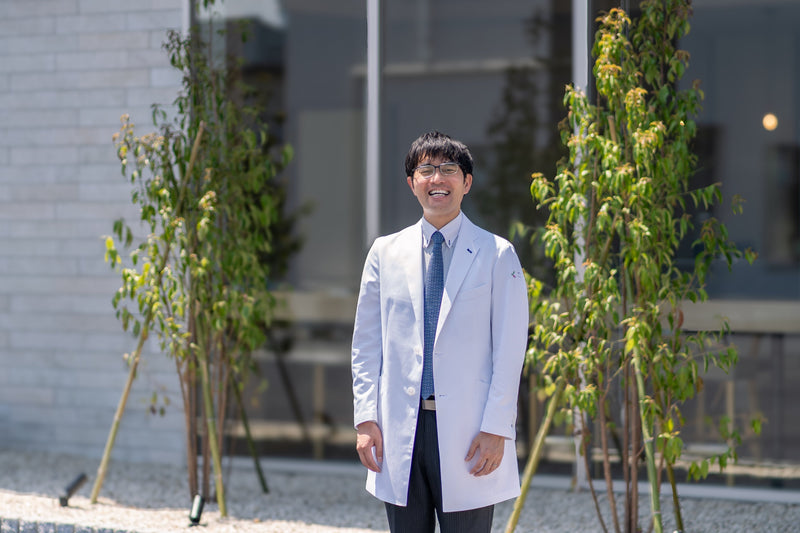 いろはなクリニック 柴田悠平院長のKLUG白衣・スクラブ着用イメージ